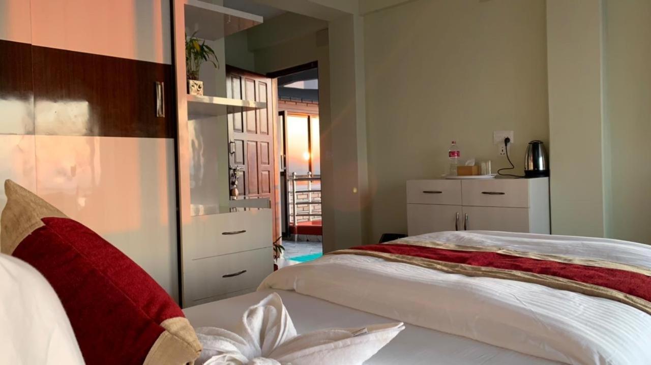 Hotel Pristine Himalaya Покхара Экстерьер фото